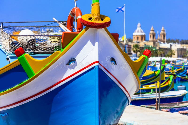 De traditionele kleurrijke V.N. Malta van vissersbotenluzzu