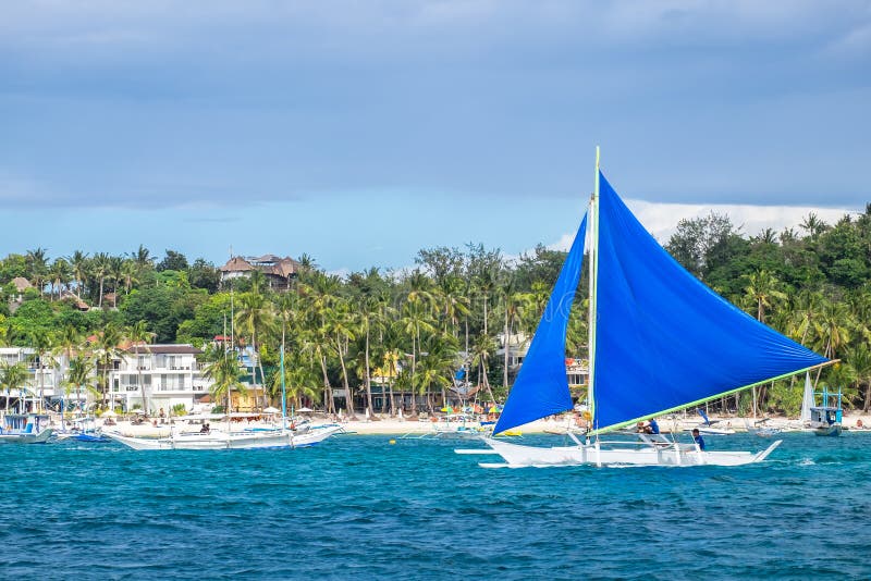 De traditionele varende boten van Filippijnen bij Wit Strand van Boracay royalty-vrije stock afbeeldingen De traditionele varende boten van Filippijnen bij Wit Strand van Boracay royalty-vrije stock afbeeldingen
