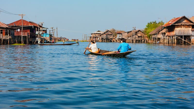 De traditionele vissersstelt huisvest dorp op Inle-meer, Myanmar royalty-vrije stock fotografie De traditionele vissersstelt huisvest dorp op Inle-meer, Myanmar royalty-vrije stock fotografie