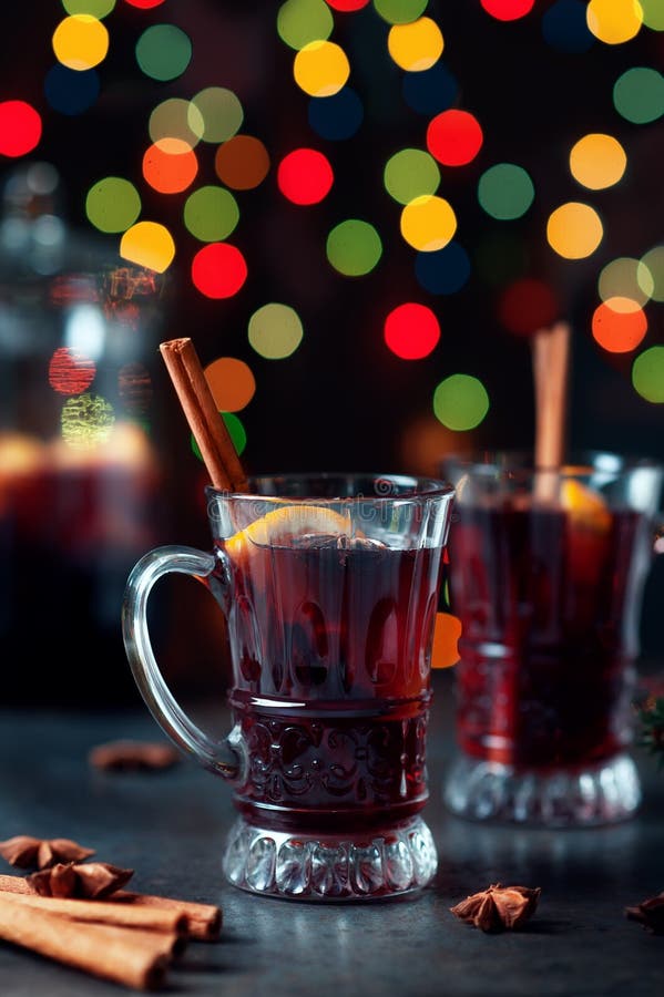 De traditionele winter overwoog wijn in uitstekend glas en Kerstmisornament op lichtenachtergrond, selectieve nadruk en stemde be stock fotografie De traditionele winter overwoog wijn in uitstekend glas en Kerstmisornament op lichtenachtergrond, selectieve nadruk en stemde be stock fotografie