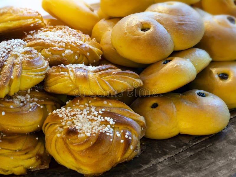 De traditionele Zweedse broodjes van de Kerstmissaffraan stock afbeeldingen De traditionele Zweedse broodjes van de Kerstmissaffraan stock afbeeldingen