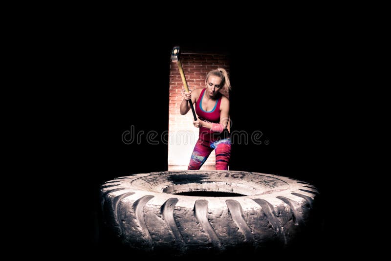 De training van de de hamervrouw van de geschiktheidsslee bij gymnastiek De voorhamerband raakt vrouwentraining bij gymnastiek me royalty-vrije stock afbeelding De training van de de hamervrouw van de geschiktheidsslee bij gymnastiek De voorhamerband raakt vrouwentraining bij gymnastiek me royalty-vrije stock afbeelding