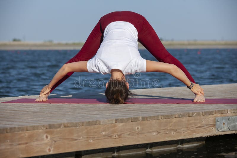 De trainingoefening van de Pilatesyoga openlucht in de meerpijler stock foto's De trainingoefening van de Pilatesyoga openlucht in de meerpijler stock foto's