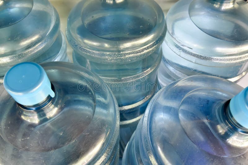 De transparante Blauwe Plastic vaten bevatten stapel royalty-vrije stock foto De transparante Blauwe Plastic vaten bevatten stapel royalty-vrije stock foto