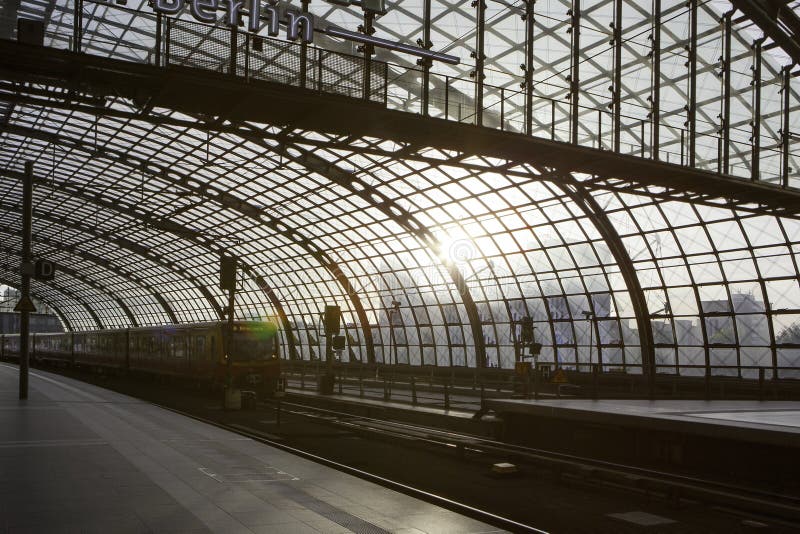 De trein hoofdpost van Berlijn (Hauptbahnhof) stock afbeeldingen De trein hoofdpost van Berlijn (Hauptbahnhof) stock afbeeldingen