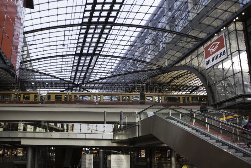 De trein hoofdpost van Berlijn, Hauptbahnhof stock foto De trein hoofdpost van Berlijn, Hauptbahnhof stock foto
