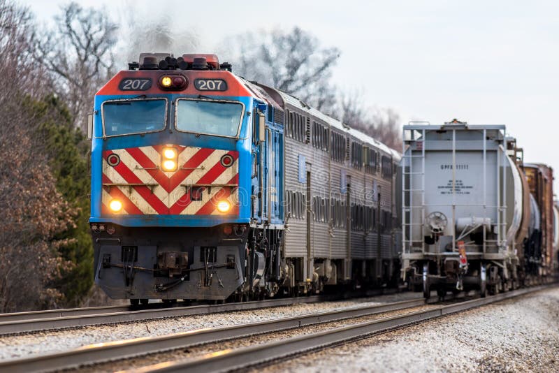 De trein van de Metraforens gaat het goederentreinoosten van Joliet over royalty-vrije stock fotografie De trein van de Metraforens gaat het goederentreinoosten van Joliet over royalty-vrije stock fotografie