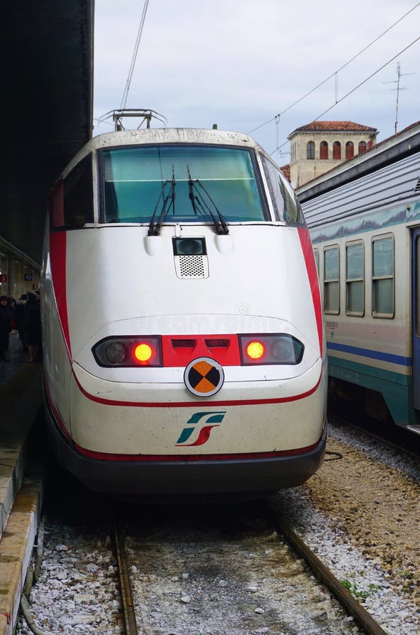 De treinen van de Trenitaliahoge snelheid (Italo, Frecciarossa en Frecciabianca) bij de spoorweg stat van Venetië St Lucia