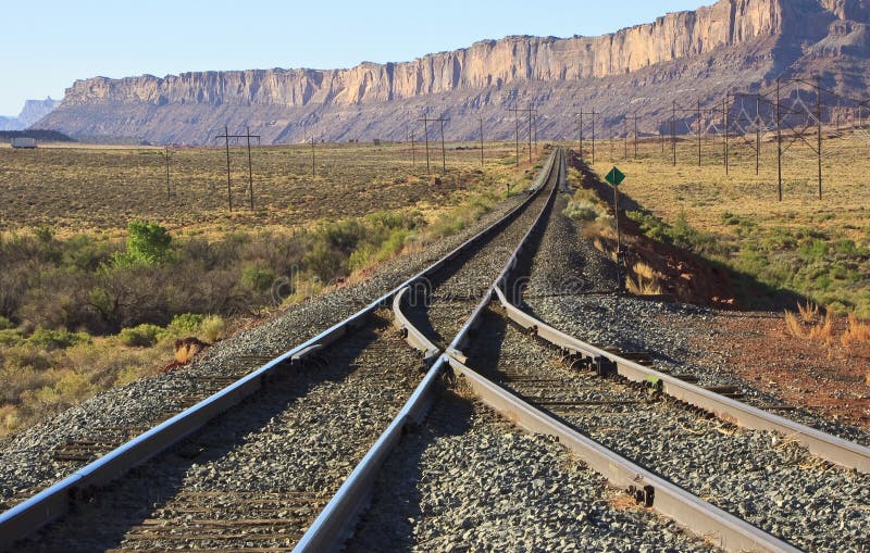 De treinlijnen van Utah door klippen stock foto's De treinlijnen van Utah door klippen stock foto's
