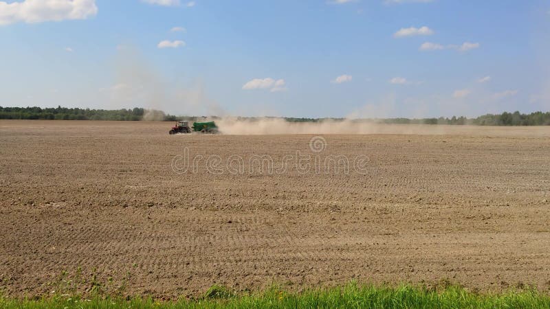 De trekker rijdt op een geploegd veld