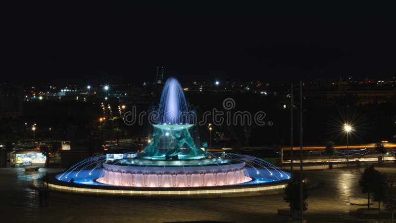 De Triton-Fontein die op de periferie van de Stadspoort wordt gevestigd van Valletta, Malta royalty-vrije stock foto's De Triton-Fontein die op de periferie van de Stadspoort wordt gevestigd van Valletta, Malta royalty-vrije stock foto's