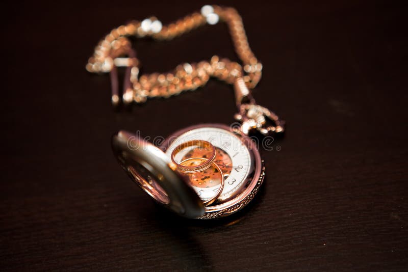 De trouwringen zijn op het horloge stock afbeeldingen De trouwringen zijn op het horloge stock afbeeldingen