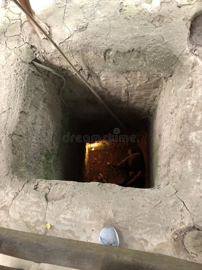 De tunnel in een hinderlaag gelokte militairen in Vietnam royalty-vrije stock afbeeldingen De tunnel in een hinderlaag gelokte militairen in Vietnam royalty-vrije stock afbeeldingen