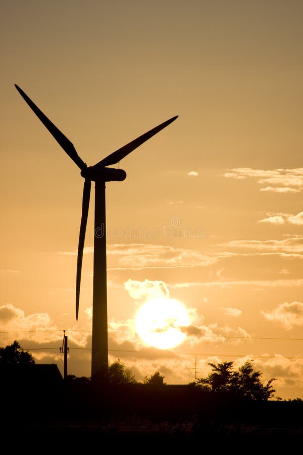 Windturbine bij zonsondergang royalty-vrije stock foto