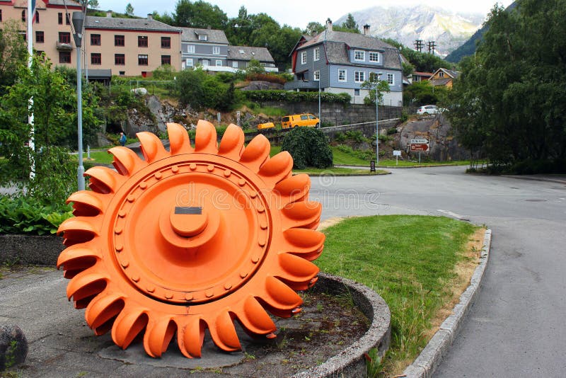 De turbine van het Peltonwiel in Tyssedal, Noorwegen stock fotografie De turbine van het Peltonwiel in Tyssedal, Noorwegen stock fotografie