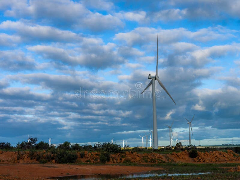 De Turbines van de gemakkelijke zegewind op het Landbouwbedrijf van de Alternatieve Energiewindmolen royalty-vrije stock foto's De Turbines van de gemakkelijke zegewind op het Landbouwbedrijf van de Alternatieve Energiewindmolen royalty-vrije stock foto's