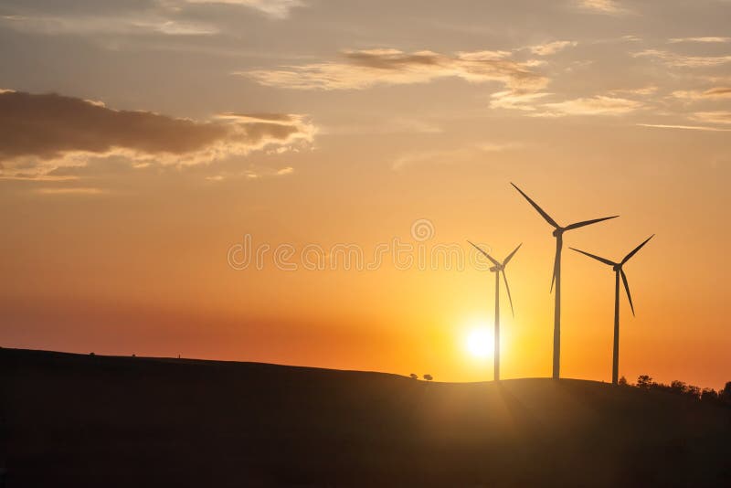 Windturbines bij zonsondergang stock fotografie