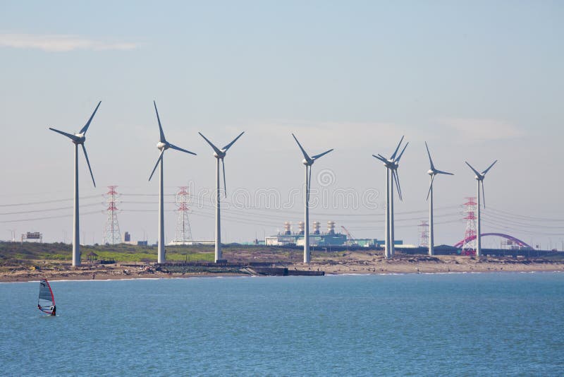 De turbines van de wind, geel gebied stock foto's De turbines van de wind, geel gebied stock foto's