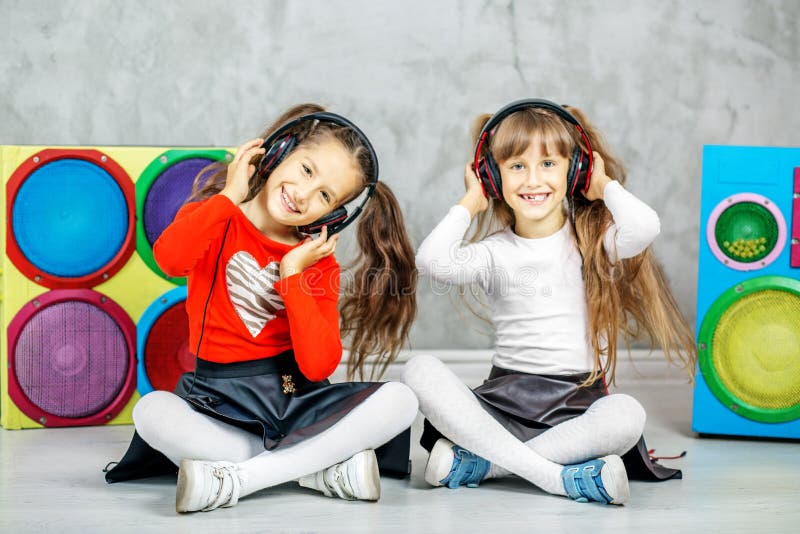 Download De Twee Kinderen Lachen En Luisteren Aan De Liederen In De Hoofdtelefoons Stock Foto - Afbeelding bestaande uit gelukkig, internet: 107702134