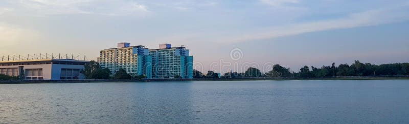 De tweelingbouw in het midden van aardplaats Hemel, boom bij Prins van Songkhla-het reservoir van de Universiteit Hatyai, zuiden stock afbeelding De tweelingbouw in het midden van aardplaats Hemel, boom bij Prins van Songkhla-het reservoir van de Universiteit Hatyai, zuiden stock afbeelding
