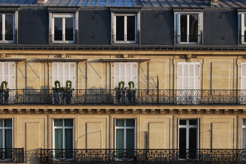 De typische Parijse Franse stedelijke huizen sluiten omhoog royalty-vrije stock afbeeldingen De typische Parijse Franse stedelijke huizen sluiten omhoog royalty-vrije stock afbeeldingen