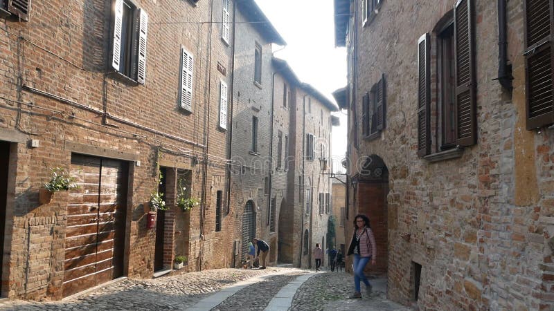 De typische straat van castellarquatoitalië van het dorp