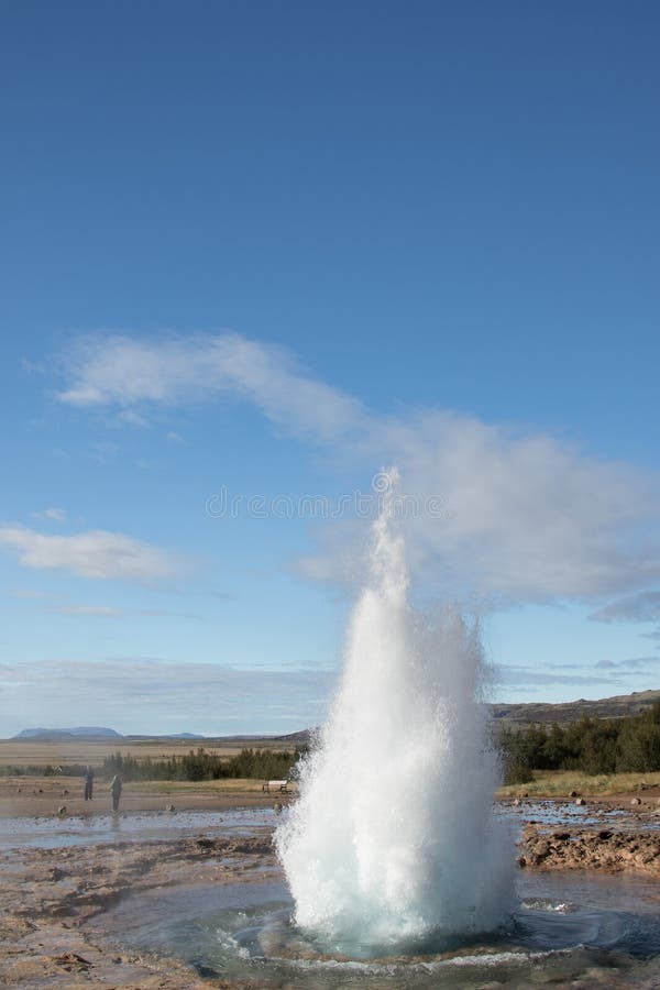 De uitbarsting van de Strokkurgeiser Uitbarsting van warm water Gouden cirkel ijsland stock foto's De uitbarsting van de Strokkurgeiser Uitbarsting van warm water Gouden cirkel ijsland stock foto's