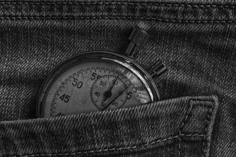 De uitstekende antiquiteitenchronometer, in versleten donkere jeans in eigen zak steekt, de tijd van de waardemaatregel, de oude royalty-vrije stock foto De uitstekende antiquiteitenchronometer, in versleten donkere jeans in eigen zak steekt, de tijd van de waardemaatregel, de oude royalty-vrije stock foto