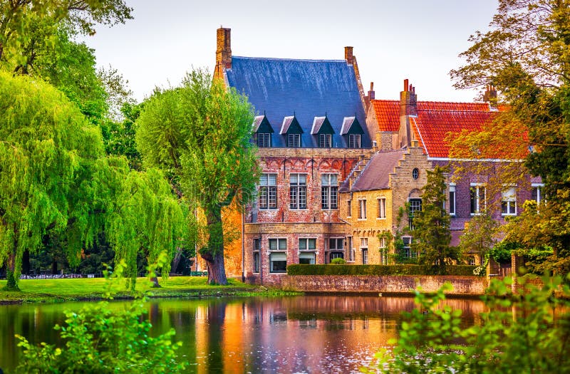 De uitstekende bouw over meerliefde in park royalty-vrije stock fotografie De uitstekende bouw over meerliefde in park royalty-vrije stock fotografie