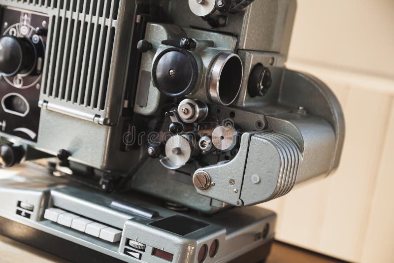 De uitstekende filmprojector, sluit omhoog foto stock afbeelding De uitstekende filmprojector, sluit omhoog foto stock afbeelding
