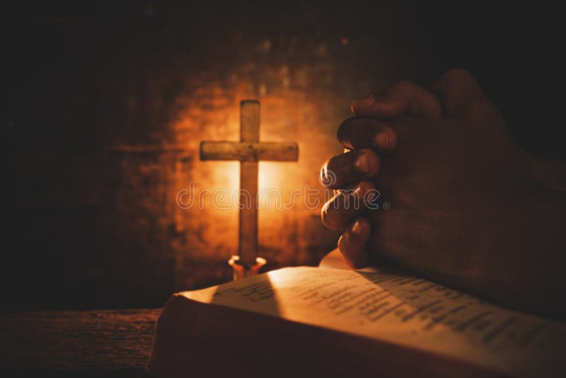 De uitstekende foto van hand met Bijbel die, Handen vouwde in gebed op een Heilige Bijbel bidden