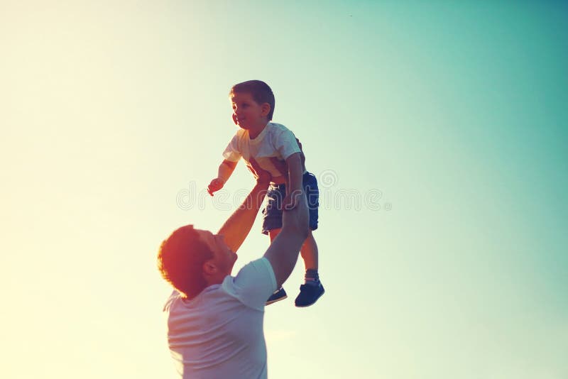 De uitstekende gelukkige blije vader van de kleurenfoto werpt op kind