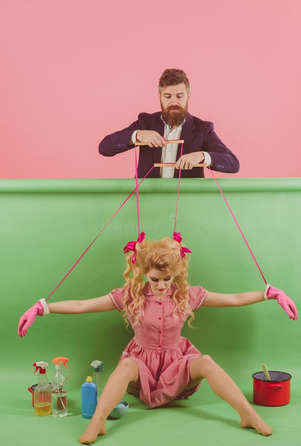 de de uitstekende marionet en man van maniervrouwen Gekke meisjes en mens Halloween Huisvrouw Creatief idee Liefde vakantie en po stock fotografie de de uitstekende marionet en man van maniervrouwen Gekke meisjes en mens Halloween Huisvrouw Creatief idee Liefde vakantie en po stock fotografie