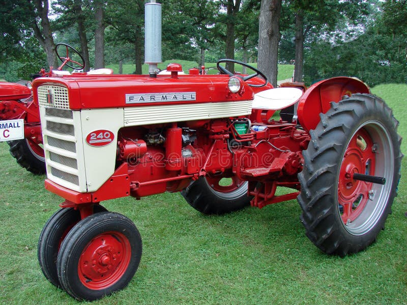 De uitstekende ModelTractor van 240 Landbouwbedrijf Farmall royalty-vrije stock afbeelding De uitstekende ModelTractor van 240 Landbouwbedrijf Farmall royalty-vrije stock afbeelding