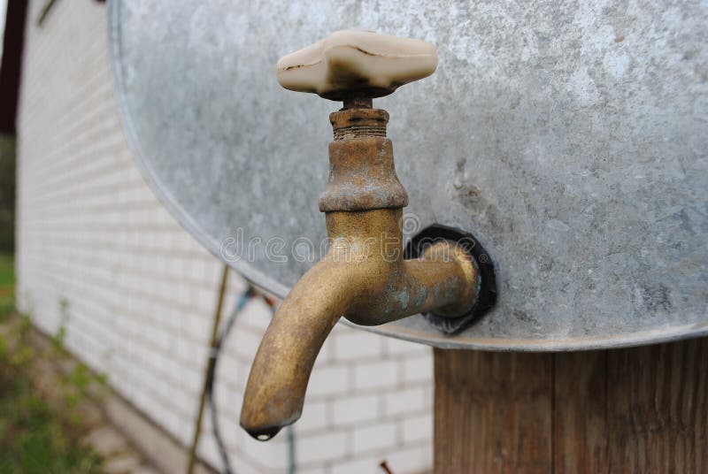 duidelijkheid bijvoeglijk naamwoord koolhydraat De Uitstekende Oude Kraan Van Het Messingswater Op Een Gegalvaniseerde  Watertank Stock Afbeelding - Image of kraan, keuken: 71224851