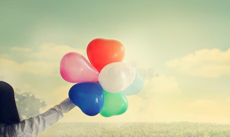 De uitstekende vorm van de hartballon met kleurrijk ter beschikking op landschap in de zomer stock foto's De uitstekende vorm van de hartballon met kleurrijk ter beschikking op landschap in de zomer stock foto's