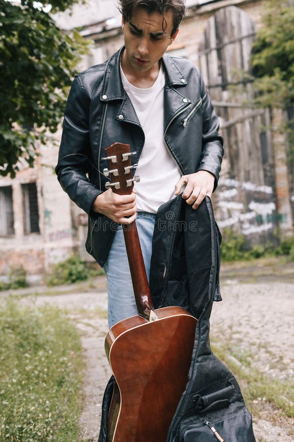 De uitvoerder van de de praktijkgitaar van het musicusoverleg stock afbeelding De uitvoerder van de de praktijkgitaar van het musicusoverleg stock afbeelding