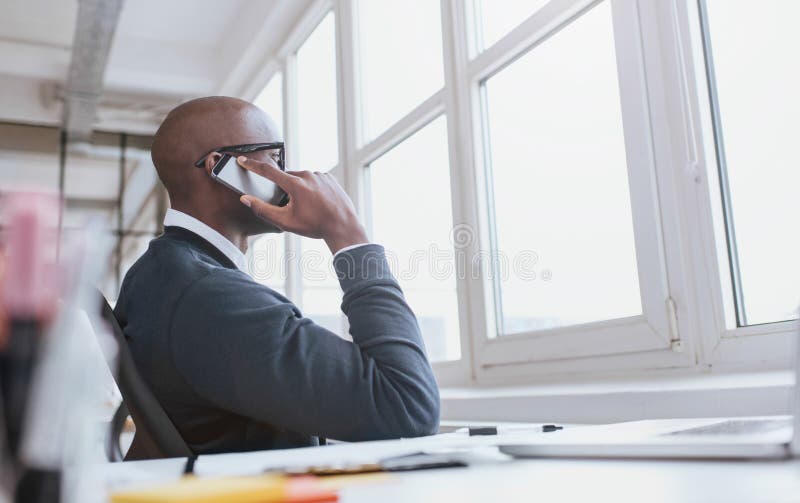 De uitvoerende macht op telefoon terwijl op het werk stock afbeeldingen De uitvoerende macht op telefoon terwijl op het werk stock afbeeldingen