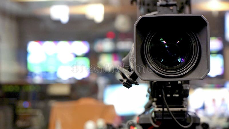 De uitzendingsvideocamera camcorder terug in studiotv toont