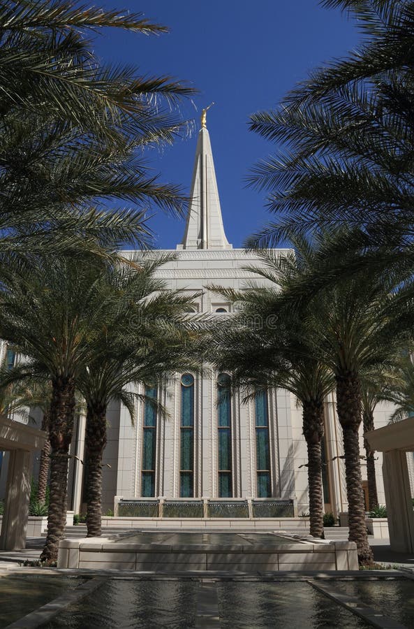 De V.S., Arizona/Gilbert: Nieuwe Mormoonse Tempel - Oase in de Woestijn stock fotografie De V.S., Arizona/Gilbert: Nieuwe Mormoonse Tempel - Oase in de Woestijn stock fotografie