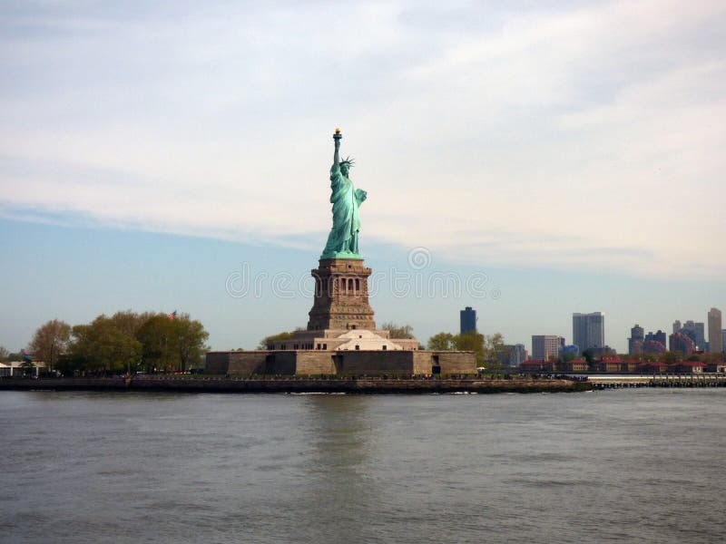De V.S. New York Standbeeld van Vrijheid & de Zonsondergang van de Stad van New York royalty-vrije stock afbeeldingen De V.S. New York Standbeeld van Vrijheid & de Zonsondergang van de Stad van New York royalty-vrije stock afbeeldingen