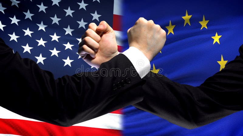 De V.S. versus de EU-confrontatie, het meningsverschil van landen, vuisten op vlagachtergrond stock foto De V.S. versus de EU-confrontatie, het meningsverschil van landen, vuisten op vlagachtergrond stock foto