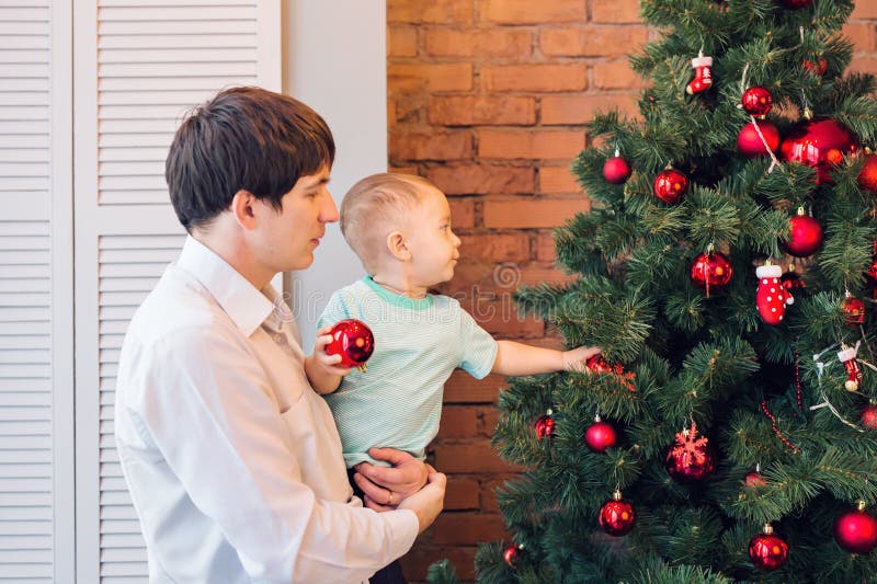De vader en de zoon verfraaien de Kerstboom stock fotografie De vader en de zoon verfraaien de Kerstboom stock fotografie