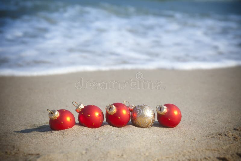 De vakantie/de Snuisterijen van Kerstmis op het tropische strand royalty-vrije stock afbeelding De vakantie/de Snuisterijen van Kerstmis op het tropische strand royalty-vrije stock afbeelding