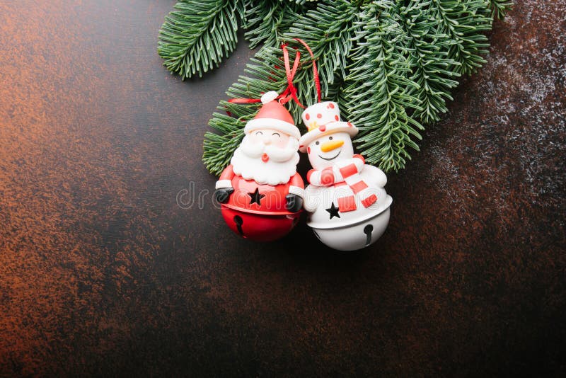 De Vakantieachtergrond van het Kerstmisnieuwjaar Santa Claus, sneeuwman, en takboom op donkere achtergrond royalty-vrije stock afbeeldingen De Vakantieachtergrond van het Kerstmisnieuwjaar Santa Claus, sneeuwman, en takboom op donkere achtergrond royalty-vrije stock afbeeldingen