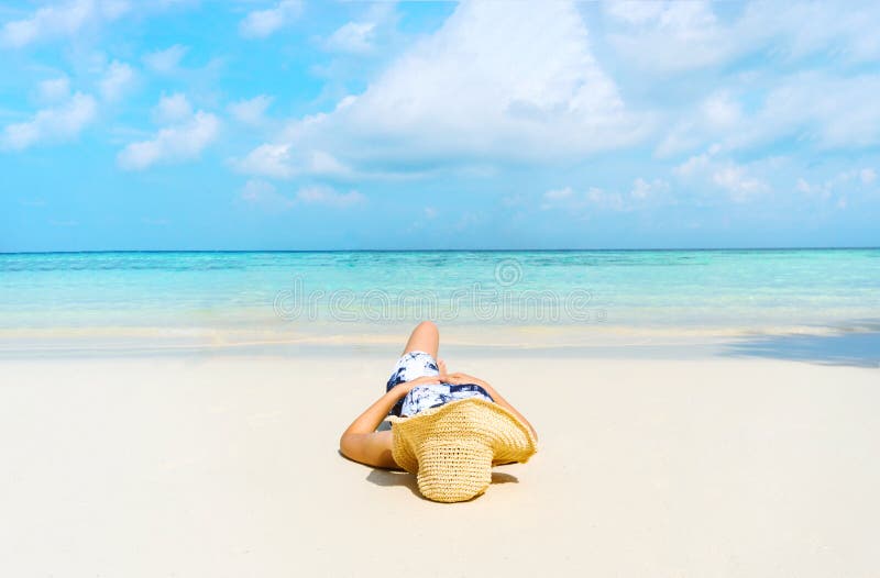 De de Vakantievrouw van het de zomerstrand ontspant op het strand in vrije tijd royalty-vrije stock foto's De de Vakantievrouw van het de zomerstrand ontspant op het strand in vrije tijd royalty-vrije stock foto's