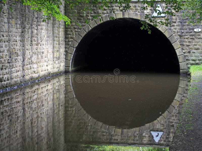 de valingroyd - tunnel op het kanaal van rochdale in hebden bridge , gebouwd om het kanaal onder de weg a58 te vervoeren royalty-vrije stock afbeeldingen de valingroyd - tunnel op het kanaal van rochdale in hebden bridge , gebouwd om het kanaal onder de weg a58 te vervoeren royalty-vrije stock afbeeldingen
