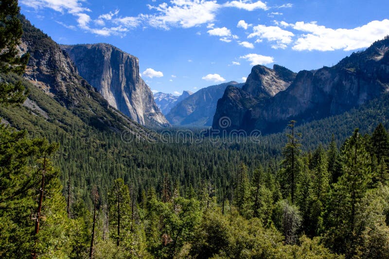 De Vallei van Yosemite met Blauwe Hemel en Wolken stock fotografie De Vallei van Yosemite met Blauwe Hemel en Wolken stock fotografie