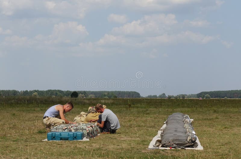 De valschermen van de Skydiversstapel stock foto De valschermen van de Skydiversstapel stock foto