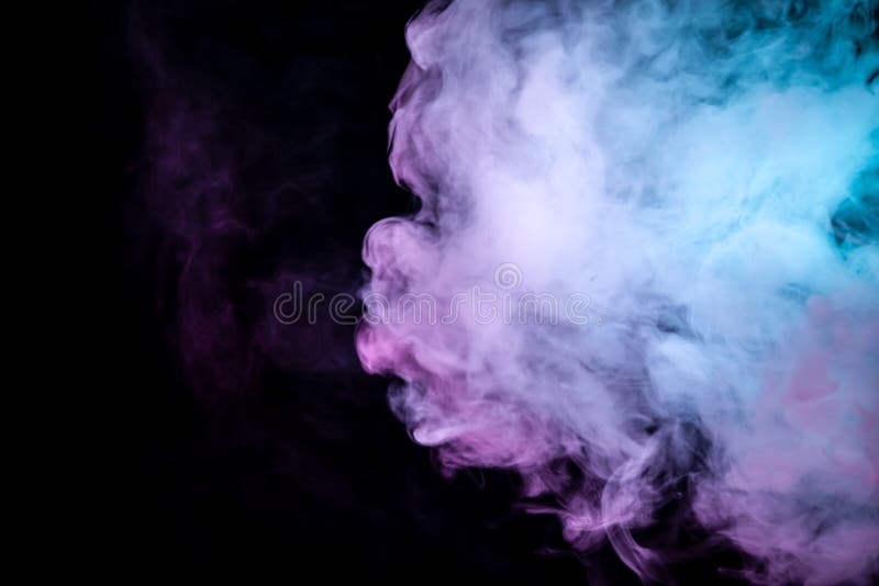 De veelkleurige, dikke rook, die door gekleurd in blauw, purper en roze licht tegen een donkere zwarte wordt verlicht isoleerde g royalty-vrije stock foto De veelkleurige, dikke rook, die door gekleurd in blauw, purper en roze licht tegen een donkere zwarte wordt verlicht isoleerde g royalty-vrije stock foto